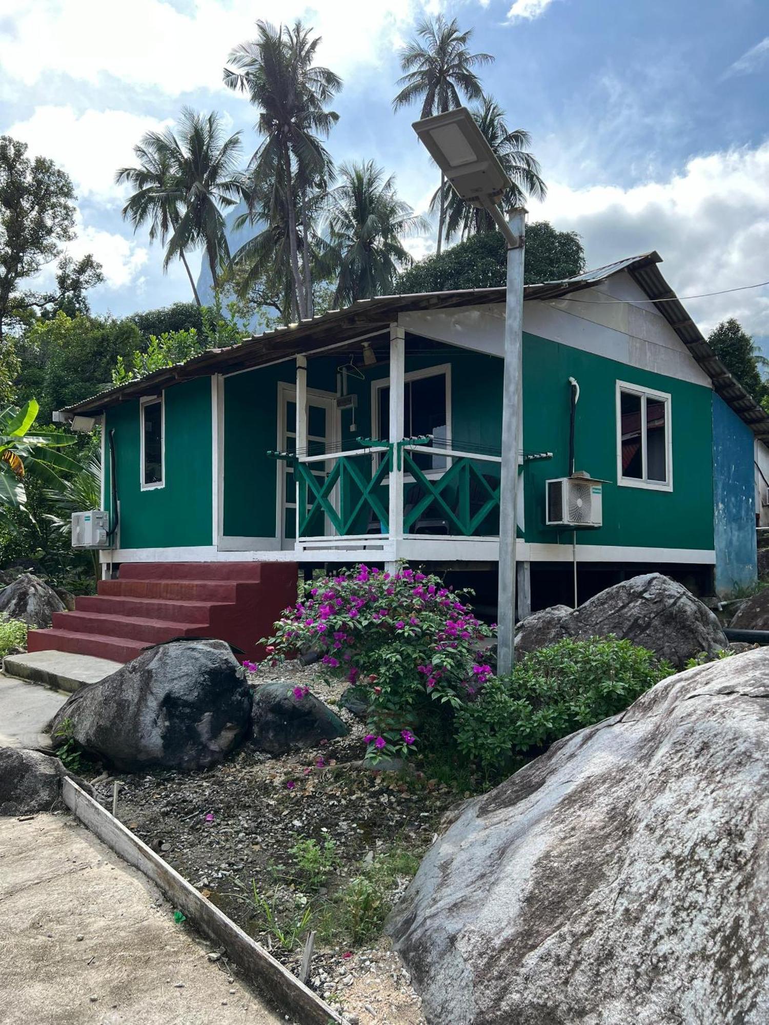 Mukut Coral Chalet Kampong Mukut Ngoại thất bức ảnh